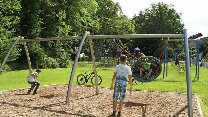 Kleine und große Kinder finden auf dem neuen Roßstadter Spielplatz das richtige Spielgerät - von der Nestschaukel (vorne) bis zur Seilbahn (rechts dahinter). Fotos: Sabine Weinbeer