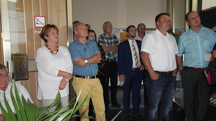 Die Spannung im Foyer des Rathauses ist mit Händen zu greifen. Foto: Ulrike Müller