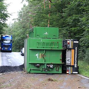 Kreis Bamberg: Lkw-Anhänger kippt um und verliert Ladung – Straße stundenlang gesperrt