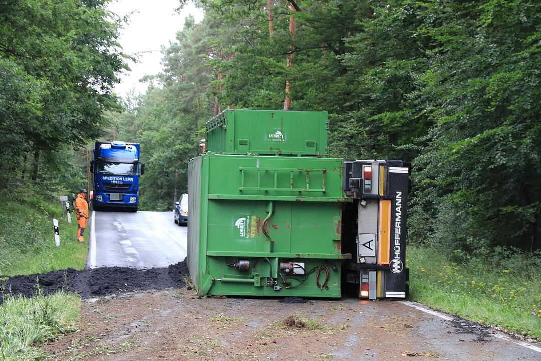 Kreis Bamberg: Lkw-Anhänger kippt um und verliert Ladung – Straße stundenlang gesperrt