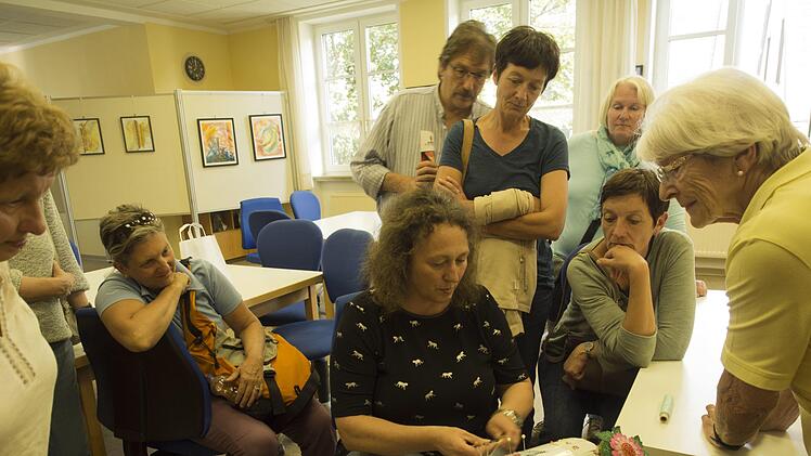 Den flinken Fingern von Beate Atgen konnte man bei ihrer Kl&ouml;ppelvorf&uuml;hrung kaum folgen.