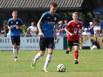 Kevin Rockwell (am Ball) peilt mit dem FC Herzogenaurach den Klassenerhalt an.  Foto: Baumann/Archiv