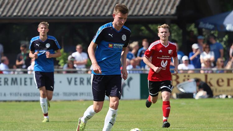 Kevin Rockwell (am Ball) peilt mit dem FC Herzogenaurach den Klassenerhalt an.  Foto: Baumann/Archiv