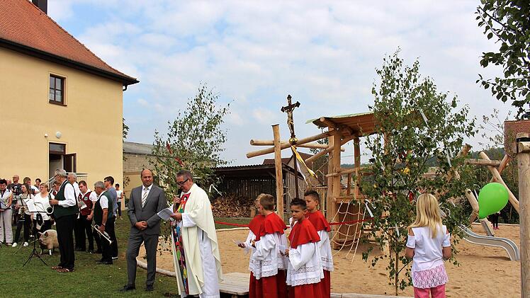 Pater Gabriel Ramos Valiente segnete den neuen Spielplatz, der gleich hinter der Wohnung des Geistlichen in der alten Schule liegt. Foto: Evi Seeger
