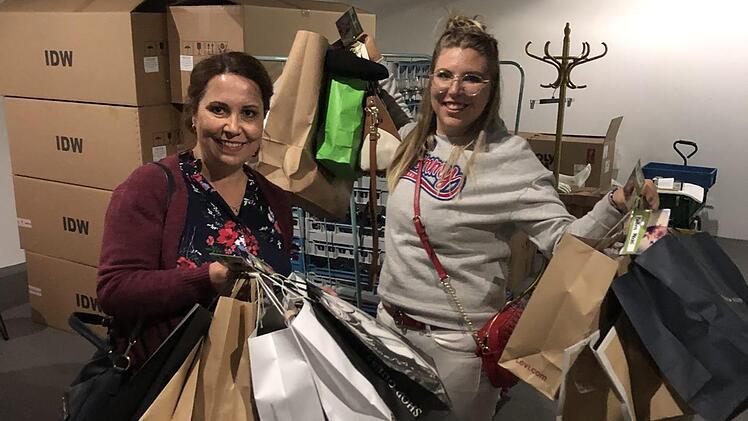 Carina und ihre Mutter freuten sich über ihre Einkäufe. Foto: privat