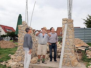 Zweite Bürgermeisterin Jutta Köhler, Bürgermeister Karsten Fischkal und Theo Galster (Mitte). Er erklärt ihnen gerade, wie es weitergeht mit der Mariengrotte. Foto: Johanna Blum
