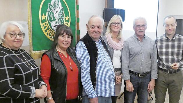 Der Rh&ouml;nklub-Zweigverein Oberwei&szlig;enbrunn ehrte f&uuml;r langj&auml;hrige Mitgliedschaft (von links): Ingeburg Schrenk, Sonja und Hans Schrenk, Ulrike und Alfred Gundelach und Klaus Abert, der die Auszeichnung in Vertretung f&uuml;r seinen verstorbenen Vater Kilian Abert entgegennahm.  Foto: Daniela Wagner