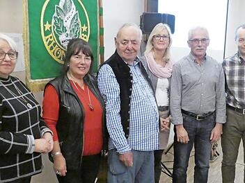 Der Rhönklub-Zweigverein Oberweißenbrunn ehrte für langjährige Mitgliedschaft (von links): Ingeburg Schrenk, Sonja und Hans Schrenk, Ulrike und Alfred Gundelach und Klaus Abert, der die Auszeichnung in Vertretung für seinen verstorbenen Vater Kilian Abert entgegennahm.  Foto: Daniela Wagner
