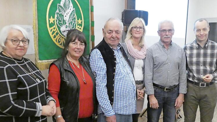 Der Rhönklub-Zweigverein Oberweißenbrunn ehrte für langjährige Mitgliedschaft (von links): Ingeburg Schrenk, Sonja und Hans Schrenk, Ulrike und Alfred Gundelach und Klaus Abert, der die Auszeichnung in Vertretung für seinen verstorbenen Vater Kilian Abert entgegennahm.  Foto: Daniela Wagner