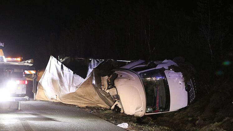 Bei einem Unfall auf der A6 wurde ein 20-Jähriger verletzt. Erneut funktionierte die Rettungsgasse nicht ordnungsgemäß - zudem sorgten Gaffer für Probleme. Foto: Oßwald/News5