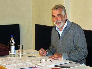 Walter Jakob leitete zum ersten Mal eine Gemeinderatssitzung.     Foto: Evi Seeger
