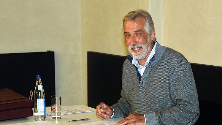 Walter Jakob leitete zum ersten Mal eine Gemeinderatssitzung.     Foto: Evi Seeger