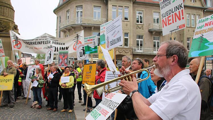 Seit Jahren wehren sich Bürger gegen den Bau von Stromtrassen durch den Landkreis Bad Kissingen, die nächste Demo findet am 25. Oktober in Elfershausen statt. Foto: Ralf Ruppert/Archiv