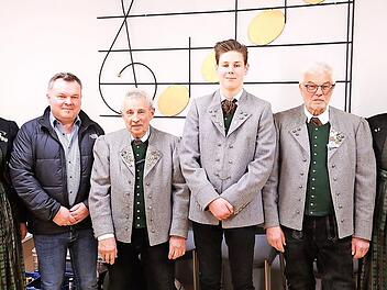 Das Foto zeigt von links Madeline Götz (2. Vors.), Dominik Sitter, Herbert Fröhlich, Tim Liebler, Egon Stürzenberger, Andrea Koch (1. Vors.)