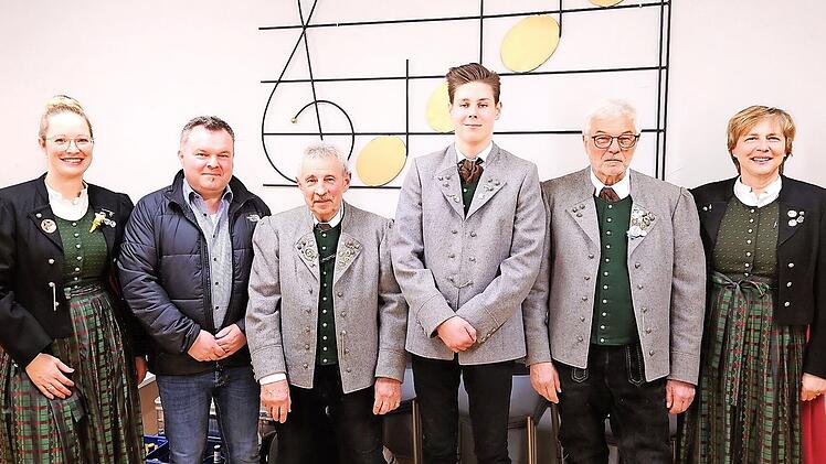 Das Foto zeigt von links Madeline Götz (2. Vors.), Dominik Sitter, Herbert Fröhlich, Tim Liebler, Egon Stürzenberger, Andrea Koch (1. Vors.)