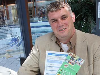 Werkleiter Hans-Josef Stich zeigt den Fragebogen der Therme und eine Broschüre zum Entdeckerpass. Foto: Tobias Kindermann