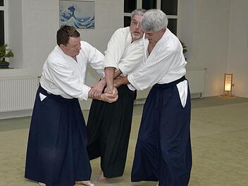 ehrer Rudolf Schneider (l.) wehrt sich gegen den Angriff von Gerhard Endres (m.) und Peter Kraus. Fotos: Günter Reich