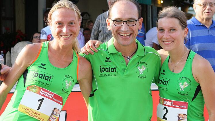 Siegerin Sandra Haderlein (l.) , Organisator Klaus Geuß und die zweitplatzierte Elvira Flurschütz