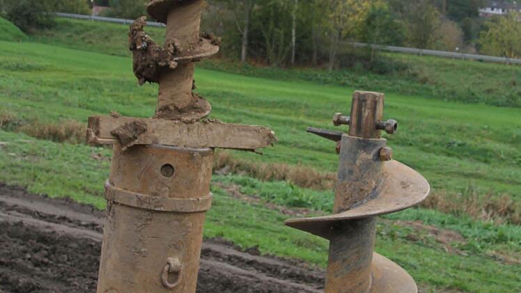 Der Damm der Kulmbacher Flutmulde ist abgegraben. Spundwände sorgen dafür, dass auch in der Bauphase die Anwohner vor Hochwasser geschützt sind. Foto: Sonja Adam