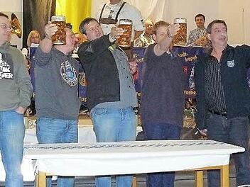 "Die Krüge hoch": Zum Programm des Kupferberger Starkbierfestes gehörte auch das Maßkrug-Stemmen, bei dem die beiden Besten über fünf Minuten schafften. Unser Bild zeigt (von links) Frank Hümmer, Markus Beyerlein, Andreas Eberhardt, Torsten Koch und Peter Schmidt. Fotos: Klaus-Peter Wulf