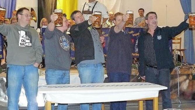 "Die Krüge hoch": Zum Programm des Kupferberger Starkbierfestes gehörte auch das Maßkrug-Stemmen, bei dem die beiden Besten über fünf Minuten schafften. Unser Bild zeigt (von links) Frank Hümmer, Markus Beyerlein, Andreas Eberhardt, Torsten Koch und Peter Schmidt. Fotos: Klaus-Peter Wulf