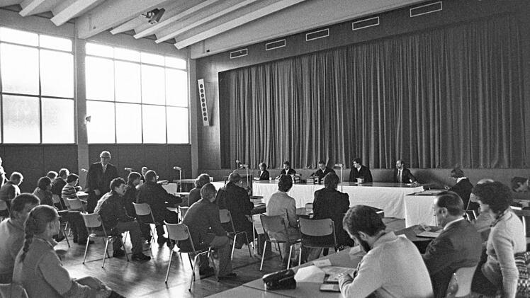 Der Tanzsaal des Freizeitwerkes St. Heinrich wurde im November 1981 in einen Gerichtssaal umfunktioniert. Vor der Bühne der Richtertisch, demgegenüber die Tische mit den Angeklagten und ihren Verteidigern.  Foto: Emil Bauer/Stadtarchiv