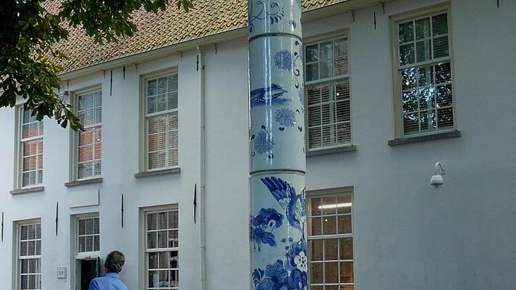 Wo gibt es das, Straßenlampen aus Porzellan? Nur in Delft!