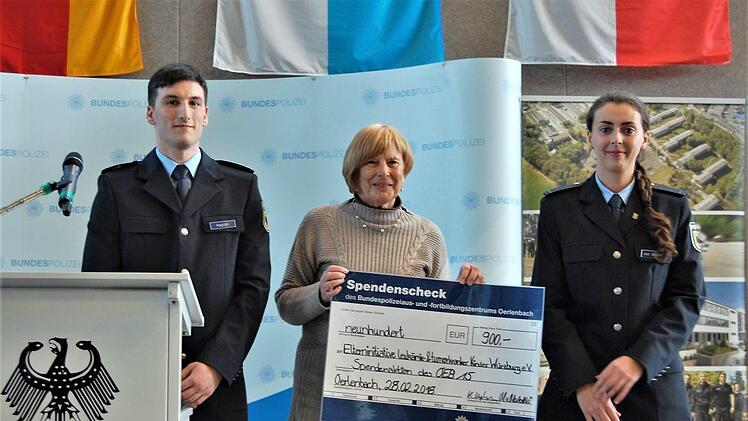 Lehrgangssprecher Kerim Kaplan und seine Stellvertreterin Marlena von Malottki überreichten einen Spendenscheck über 900 Euro an Heidrun Grauer, Vorstand der Elterninitiative leukämie- und tumorkranker Kinder in Würzburg. Foto: Sigismund von Dobschütz