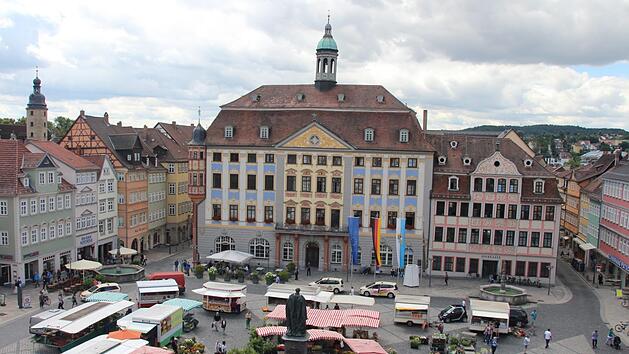 Blick aufs Coburger Rathaus: Auf dem dortigen Chefsessel sitzt seit 2014 Norbert Tessmer von der SPD. Ob er bei der OB-Wahl 2020 erneut antritt, ist noch nicht bekannt.Foto: Simone Bastian