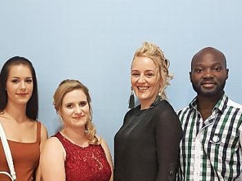 Die erfolgreichen Absolventen mit links Chris Heinstein, Praxisanleiterin BRK Wohnen und Leben, sowie rechts Martin Alfsmann, Schulleiter des BFZ Forchheim Foto: privat