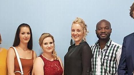 Die erfolgreichen Absolventen mit links Chris Heinstein, Praxisanleiterin BRK Wohnen und Leben, sowie rechts Martin Alfsmann, Schulleiter des BFZ Forchheim Foto: privat