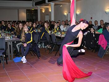 Mit ihren Auftritten begeisterten Silke Ebert und ihr Mann Matthias vom Akrobatenduo "Firlefanz" aus Schweinfurt bei der 42. Sportlerehrung der Stadt Haßfurt. Ralf Naumann