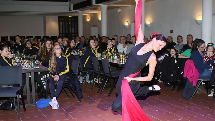 Mit ihren Auftritten begeisterten Silke Ebert und ihr Mann Matthias vom Akrobatenduo "Firlefanz" aus Schweinfurt bei der 42. Sportlerehrung der Stadt Haßfurt. Ralf Naumann