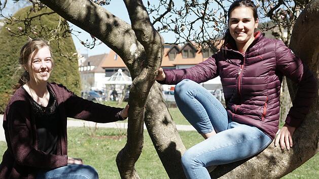Zwei Jugendarbeiterinnen im Magnolienbaum: Mina Friedlein (links) und Ulrike Abersfelder befragen beim Projekt "Lebenswert" Bad Brückenauer, was sie an ihrer Stadt (und den Ortsteilen) lebenswert finden beziehungsweise, was sie hier hält.