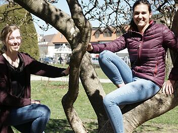 Zwei Jugendarbeiterinnen im Magnolienbaum: Mina Friedlein (links) und Ulrike Abersfelder befragen beim Projekt "Lebenswert" Bad Br&uuml;ckenauer, was sie an ihrer Stadt (und den Ortsteilen) lebenswert finden beziehungsweise, was sie hier h&auml;lt.