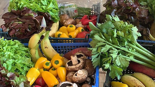 Regelm&auml;&szlig;ig holt die Foodsharing-Initiative aus der Rh&ouml;n Lebensmittel, die im Handel nicht mehr verkauft werden k&ouml;nnen, damit sie nicht im M&uuml;ll landen. Foto: Alina Mainberger