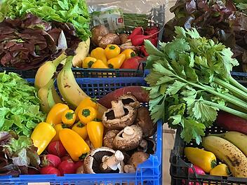 Regelmäßig holt die Foodsharing-Initiative aus der Rhön Lebensmittel, die im Handel nicht mehr verkauft werden können, damit sie nicht im Müll landen. Foto: Alina Mainberger