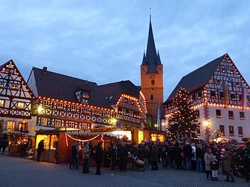 Vor der herrlichen Fachwerkkulisse des Marktplatzes fand am Samstag und Sonntag der Zeiler Weihnachtsmarkt statt.  Fotos: Klaus Schmitt