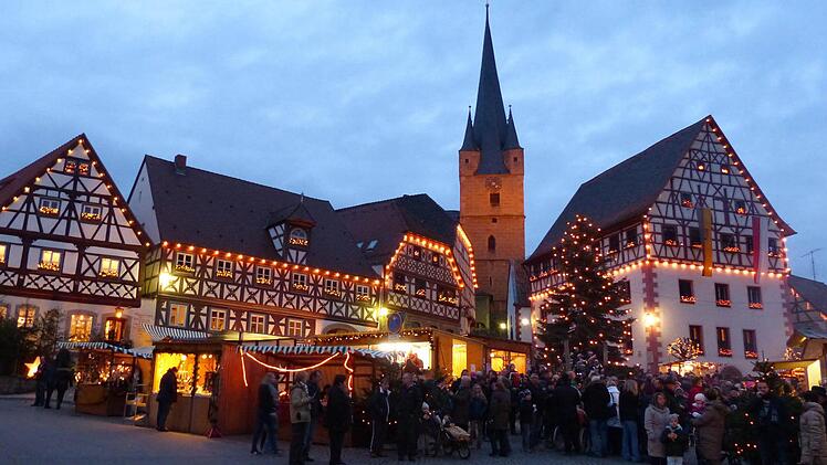 Vor der herrlichen Fachwerkkulisse des Marktplatzes fand am Samstag und Sonntag der Zeiler Weihnachtsmarkt statt.  Fotos: Klaus Schmitt