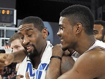 Brad Wanamaker (l.) und Ryan Thompson, die sich zuletzt nicht in Bestform pr&auml;sentierten, wollen auch am Sonntagabend wieder einen Sieg feiern. Foto: sportpress