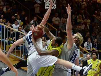 Chaos unter dem Korb. Der Bayreuther Ken Horton (Mitte) wird von den Crailsheimern Tim Schwarzt (links) und Matthew Stainbrook in die Zange genommen. Foto: Peter Mularczyk