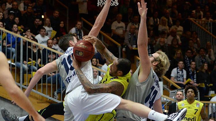 Chaos unter dem Korb. Der Bayreuther Ken Horton (Mitte) wird von den Crailsheimern Tim Schwarzt (links) und Matthew Stainbrook in die Zange genommen. Foto: Peter Mularczyk