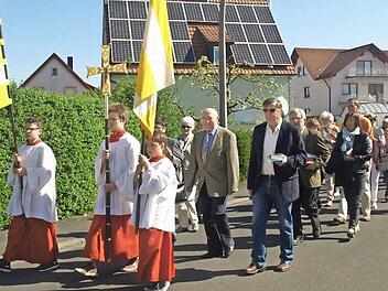 In feierlicher Prozession dankten die Oerlenbacher für die glückliche Rettung im und am Ende des Zweiten Weltkriegs.  Foto: Stefan Geiger