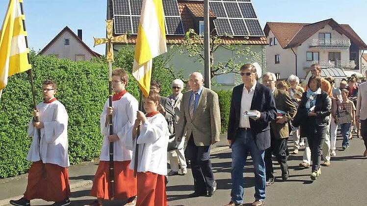 In feierlicher Prozession dankten die Oerlenbacher für die glückliche Rettung im und am Ende des Zweiten Weltkriegs.  Foto: Stefan Geiger