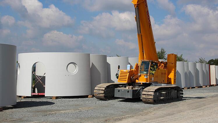 Die Betonfertigteile für Windrad 5 lagern am Fuße des Rainbergs. Foto: Friedwald Schedel