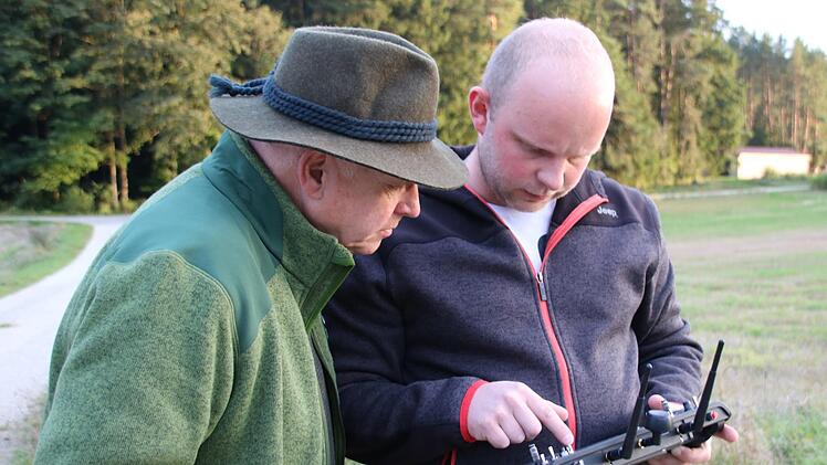Jäger Gisbert Sattler (links) und Marco Freitag schauen gemeinsam auf das Display, auf das die Bilder der Wärmebildkamera übertragen werden.Matthias Einwag