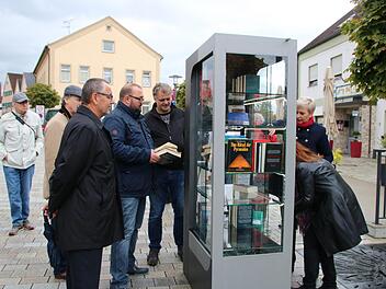 Lions-Präsident Johannses Morhard (Dritter von links) stellt die ersten Bücher ein. Fotos: Matthias Einwag