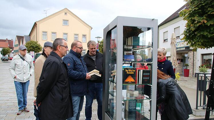 Lions-Präsident Johannses Morhard (Dritter von links) stellt die ersten Bücher ein. Fotos: Matthias Einwag