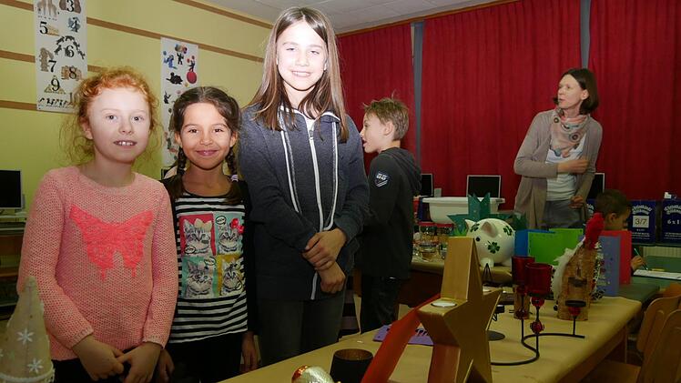 Alexandra, Marlena und Luna, die Viertklässler (von links), kamen nach  den Drittklässlern zum Vorlesen. Foto: Manja von Nida