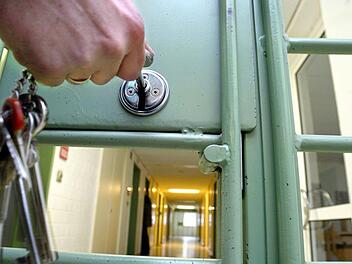 Ein 25-Jähriger aus dem Landkreis Kulmbach muss 14 Monate hinter Gitter. Symbolfoto: Archiv